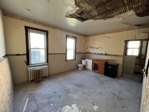 350 Beach 68th St, Far Rockaway, NY 11692-1405