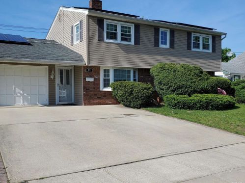 32 Walnut Ln, Hicksville, NY 11801-5715