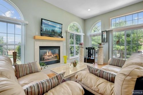 22 Winding Way, West Paterson NJ  07424-2665 exterior