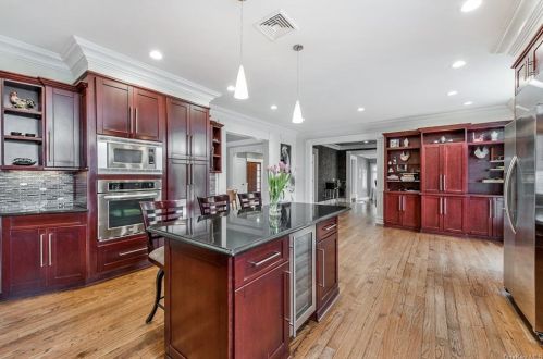 18 Hilltop Dr, Rye Brook NY  10573-5308 exterior