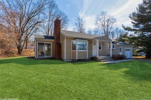 39 Clover Hill Dr, Poughkeepsie, NY 12603-3201