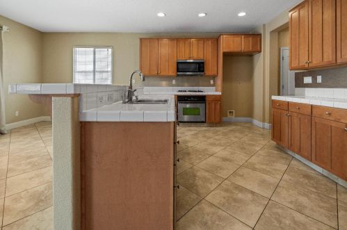 576 Bramblewood Ave, Lathrop CA 95330-9370 exterior