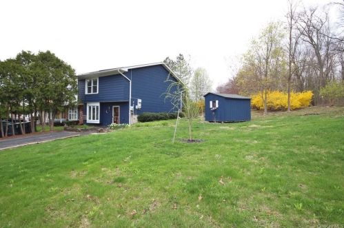 8 Black Stallion Ct, Middletown, NY 10940-2616