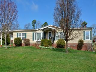 40 Virginia Loop Ln, Hendersonville, NC 28792-9117