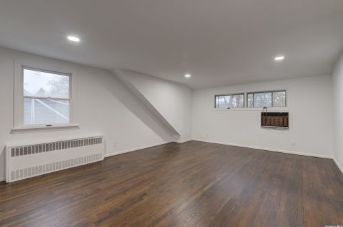 104 Woodoak Dr, Westbury NY  11590-1033 exterior