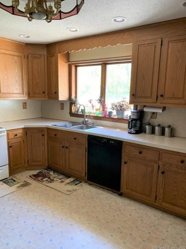 15 Lena Dr, Uncasville CT  06382-1405 exterior