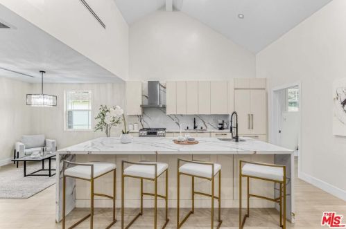 11512 La Maida St, North Hollywood CA  91601-4323 exterior