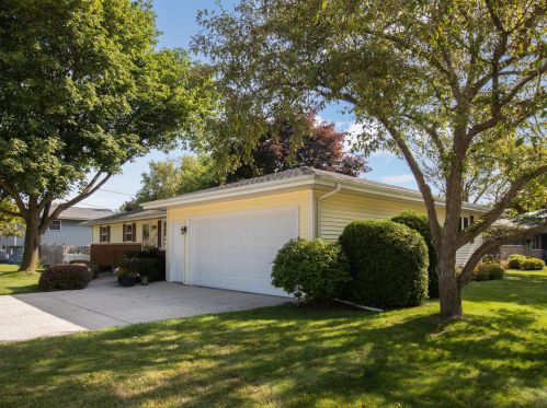 1333 Irving Cir, Manitowoc, WI 54220-1637