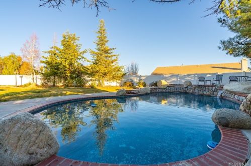 42240 Ridge View Dr, Lancaster CA 93536-7382 exterior