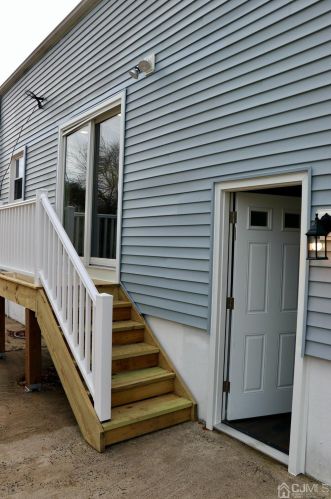 212 Freeman St, Woodbridge NJ  07095-3128 exterior