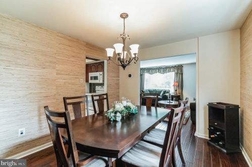 907 Quincy Dr, Yardley PA  19067-2902 exterior