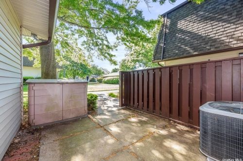 98 Feller Dr, Central Islip, NY 11722-1210