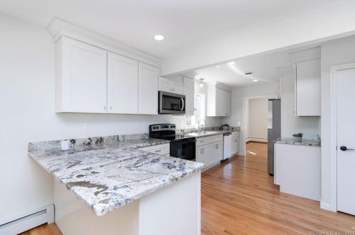 11 Bristol Rd, Windsor Locks CT  06096-2009 exterior