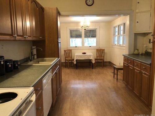 6 Powder Horn Hill Rd, Wilton CT  06897-3119 exterior