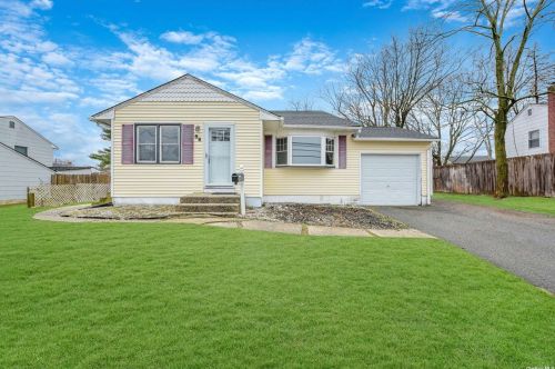 86 Indian Head Rd, San Remo, NY 11754-4402