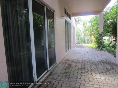 1576 151st Ave, Hollywood FL  33027-2371 exterior