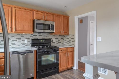 4 Guenever Dr, New Castle DE  19720-2923 exterior