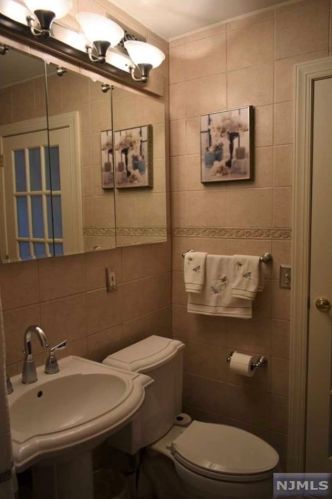 1375 River Rd, Edgewater NJ 07020-1518 exterior