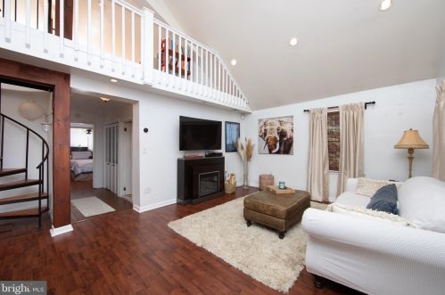 281 Sunset Rd, Barrington, NJ 08007-1453