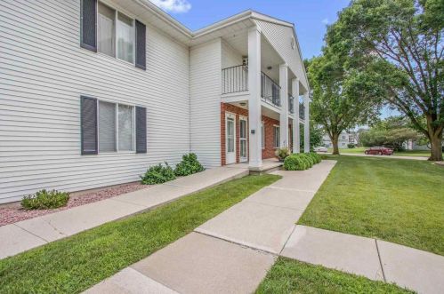 37 University Dr, Fond Du Lac, WI 54935-2935