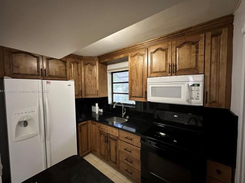 7880 11th St, Hollywood FL  33024-5147 exterior