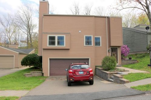 9 Lake Pl, Middletown, CT 06457-6306