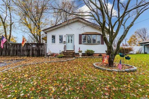 15 Cranberry St, Central Islip, NY 11722-4903