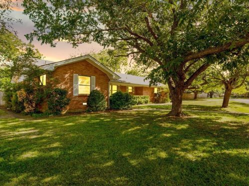 1221 Briarwood Dr, Cleburne, TX 76033-4602