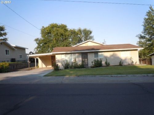 620 7th St, Hermiston, OR 97838-1224