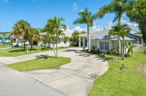 33 4th St, Bonita Springs, FL 34134-7306