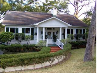 5 Spring Hill Ct, Mobile, AL 36608-1514