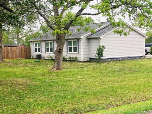 9011 Thompson Rd, Highlands, TX 77562-2719