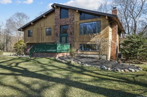 6 Mayer Dr, Airmont, NY 10901-3807