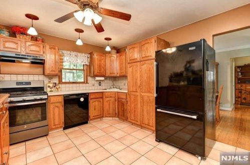23 Wenonah Ave, Oakland, NJ 07436-3009
