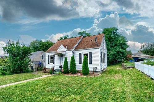 225 Seneca Dr, New Kensington, PA 15068-2130