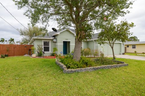 539 Duval Ave, Fort Pierce, FL 34983-2423