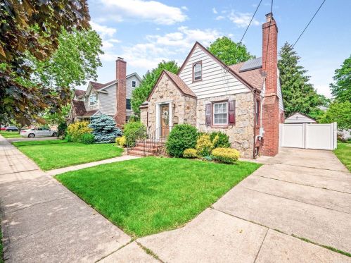 530 12th St, New Hyde Park, NY 11040-5567