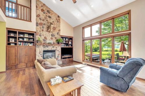 236 Baker Ln, Mishicot, WI 54228-9542
