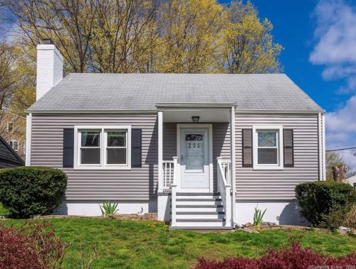 295 Flax Hill Rd, Norwalk, CT 06854-2507
