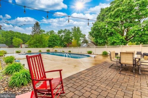 24 Holly Dr, West Deptford, NJ 08096-3316
