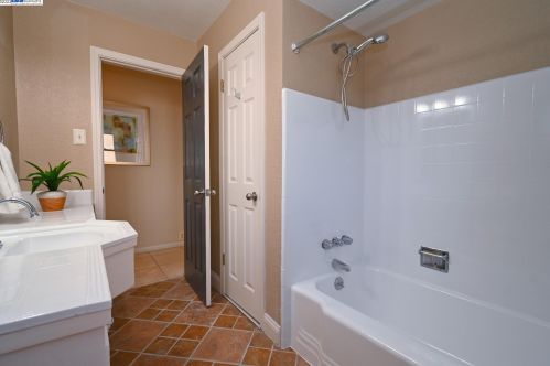 2400 Prosperity Way, San Leandro CA  94578-1124 exterior