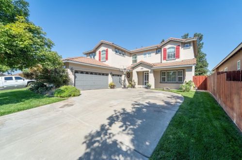 5526 Saxon Way, Riverbank, CA 95367-9560