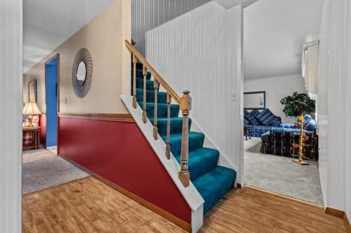 101 Hawk Dr, Glenshaw, PA 15116-1017