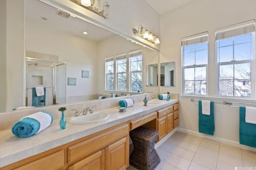 600 Landmark Ln, Redwood City CA  94065-2888 exterior