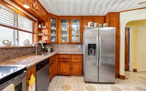2300 Baylis Ave, Floral Park NY  11003-2807 exterior