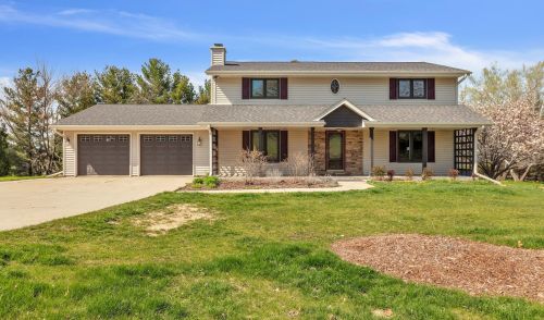 786 Decorah Rd, West Bend WI  53095-8112 exterior