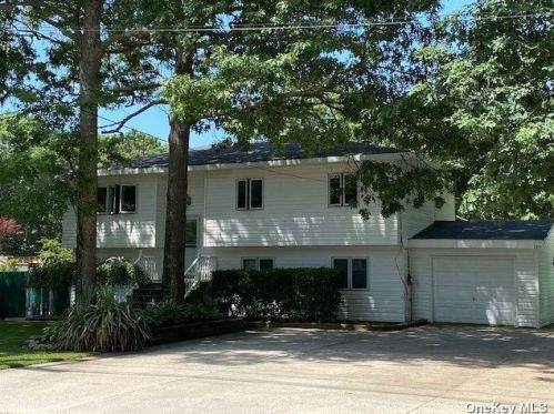 118 Madison St, Manor Park, NY 11950-4236