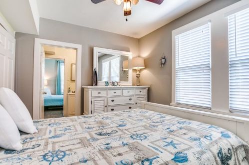 2511 Bernardo De Galvez Ave, Galveston TX 77550 exterior