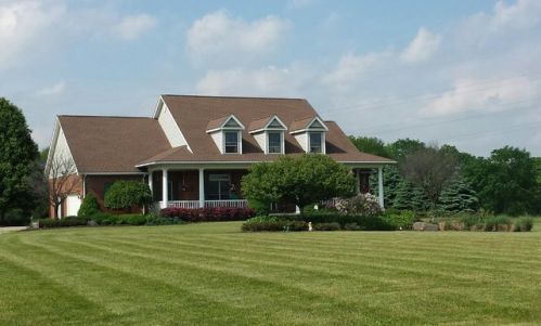 6923 Swamp St, Hartville, OH 44632-9323