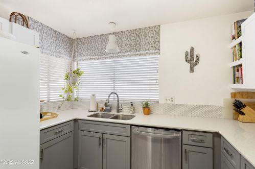 9907 Woodstone Trl, Tucson, AZ 85742-8913